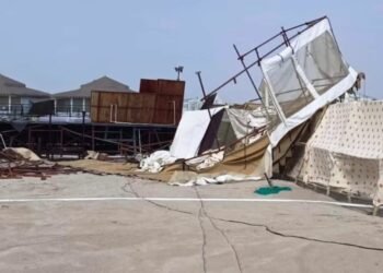 Tent City: तेज आंधी-तूफ़ान में उड़ा टेंट सिटी का लक्ज़री विला, अखिलेश यादव ने कसा तंज