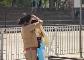 प्रधानमंत्री की सुरक्षा व्यवस्था में दोहरी जिम्मेदारी निभा रहीं महिला पुलिसकर्मी