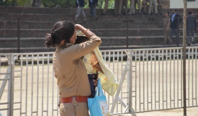 प्रधानमंत्री की सुरक्षा व्यवस्था में दोहरी जिम्मेदारी निभा रहीं महिला पुलिसकर्मी