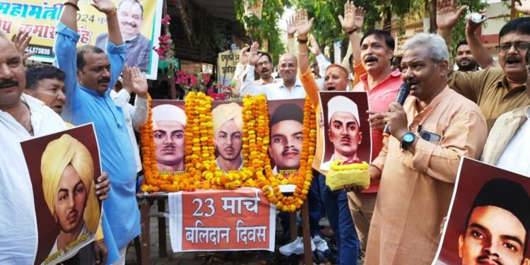 बलिदान दिवस पर शहीदों को किया याद, प्रतिमा बनाने की मांग