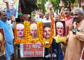 बलिदान दिवस पर शहीदों को किया याद, प्रतिमा बनाने की मांग