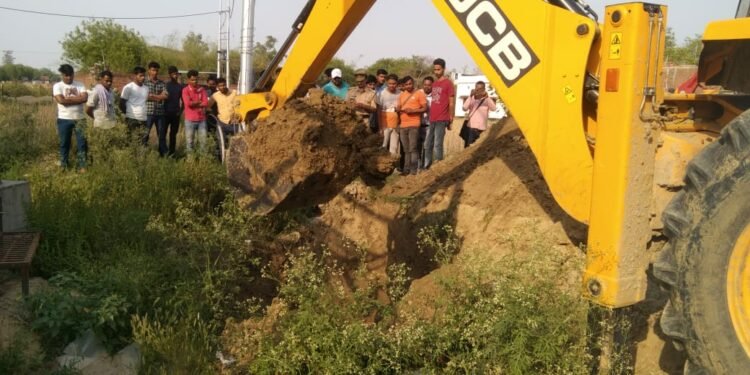 खोदा जमीन, निकली अस्थियां: पति की खोज में पत्नी के एप्लीकेशन पर पुलिस ने की कार्रवाई