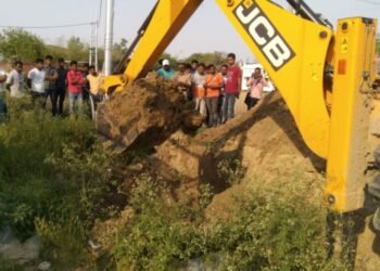 खोदा जमीन, निकली अस्थियां: पति की खोज में पत्नी के एप्लीकेशन पर पुलिस ने की कार्रवाई