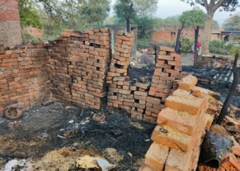 मजदूर की झोपड़ी जलकर हुई खाक, एसडीएम ने पीड़ित को दी मदद