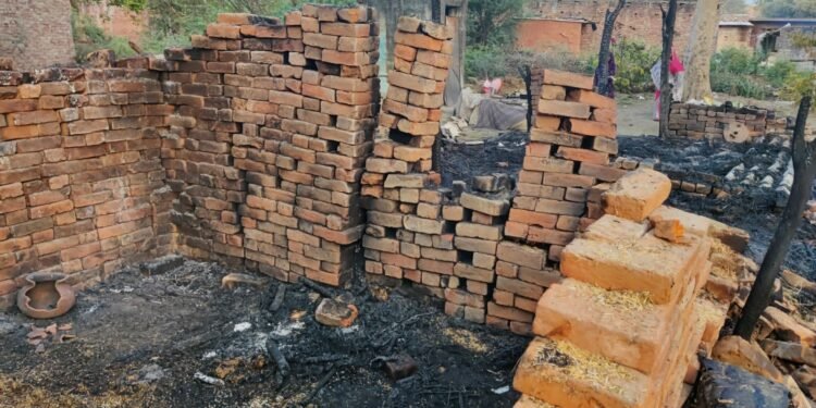 मजदूर की झोपड़ी जलकर हुई खाक, एसडीएम ने पीड़ित को दी मदद