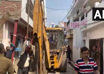 उमेश पाल हत्याकांड: अतीक के करीबी ज़फर के घर गरजा बुलडोजर, अतीक ने SC में दायर की याचिका