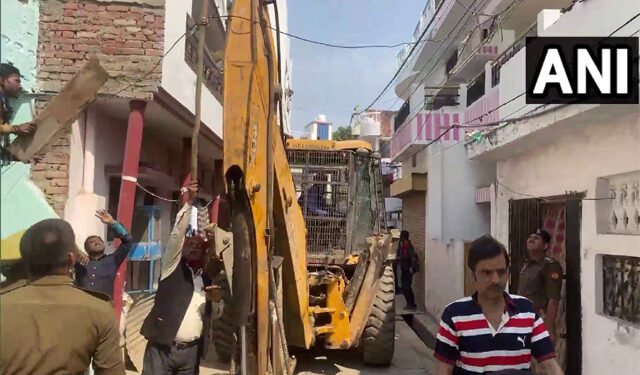 उमेश पाल हत्याकांड: अतीक के करीबी ज़फर के घर गरजा बुलडोजर, अतीक ने SC में दायर की याचिका