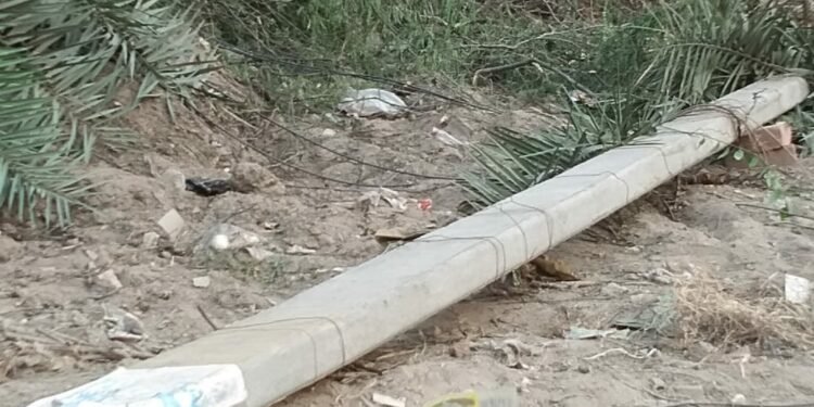 पिकअप वाहन की ठोकर से टूटा विद्युत पोल, 18 घंटे बाधित रही   बंथरा की बिजली