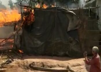 हाईटेंशन बिजली का तार टूटने से दो मकानों के छप्पर सहित घरेलू सामान जलकर हुआ खाक