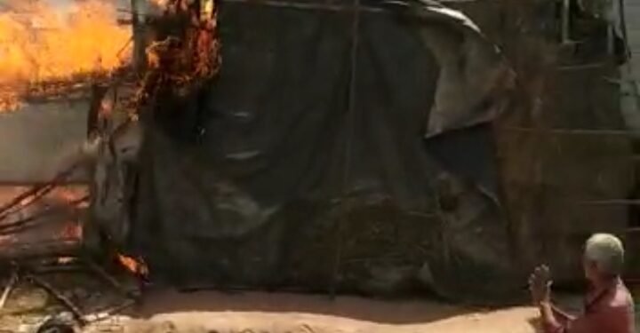 हाईटेंशन बिजली का तार टूटने से दो मकानों के छप्पर सहित घरेलू सामान जलकर हुआ खाक