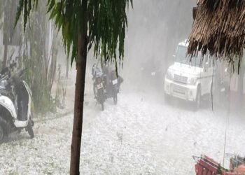 यूपी में बारिश का कहर, मुसीबत में किसान, ओले गिरने से फसलों का हुआ नुकसान