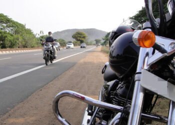 वाह रे आरटीओ विभाग: चोरी की बाइक पर काट रहा मौज, बाबूओं ने दिया सर्टिफिकेट