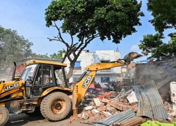 Umesh Pal Murder: हत्याकांड में शामिल शूटर गुलाम के घर गरजा बुलडोजर, मां बोली – ‘बेटे के एनकाउंटर पर लाश लेने नहीं आउंगी’