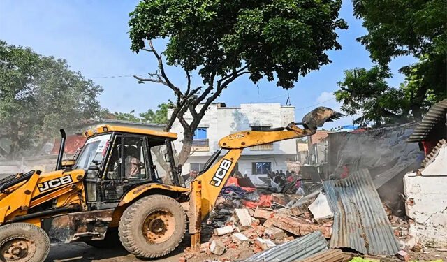 Umesh Pal Murder: हत्याकांड में शामिल शूटर गुलाम के घर गरजा बुलडोजर, मां बोली – ‘बेटे के एनकाउंटर पर लाश लेने नहीं आउंगी’