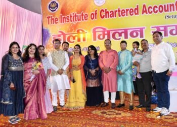 सीए का होली मिलन समारोह: फूलों से खेली होली, जमकर उड़ा रंग, गुलाल