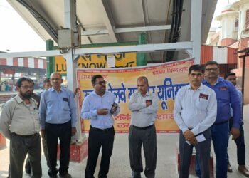 चारबाग स्टेशन पर मजदूर यूनियन का प्रदर्शन