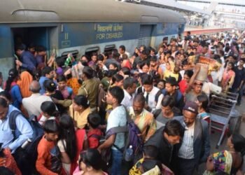 ट्रेनों में उमड़ी यात्रियों की भीड़, स्टेशनों पर पैर रखने की जगह नहीं