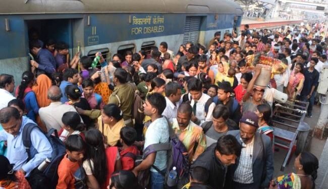 ट्रेनों में उमड़ी यात्रियों की भीड़, स्टेशनों पर पैर रखने की जगह नहीं