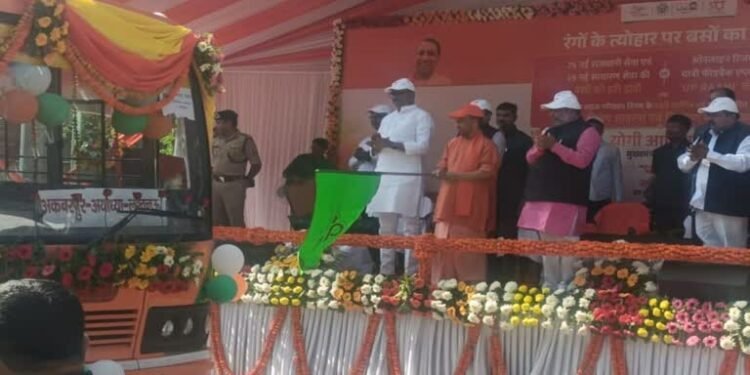 सीएम योगी ने यूपी में 115 नई बसों को हरी झंडी दिखाकर किया रवाना