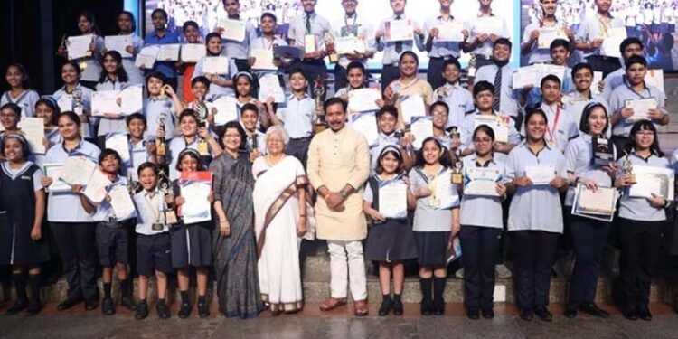 अनिल राजभर ने सीएमएस के मेधावी छात्रों को सम्मानित किया