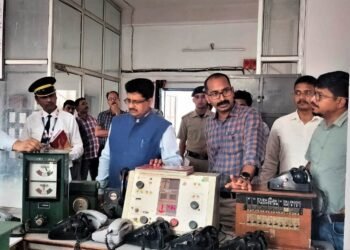 डीआरएम ने किया लखनऊ-सुल्तानपुर-वाराणसी रेलखंड का निरीक्षण