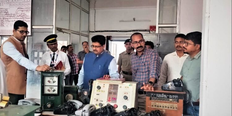 डीआरएम ने किया लखनऊ-सुल्तानपुर-वाराणसी रेलखंड का निरीक्षण