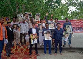 रिएल एस्टेट कंपनी के द्वारा करोड़ों रुपए हडपें जानें पर लोगों ने किया धरना प्रदर्शन