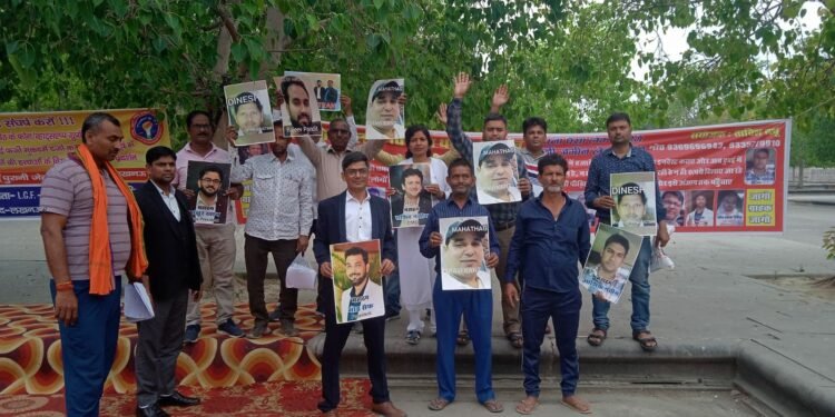 रिएल एस्टेट कंपनी के द्वारा करोड़ों रुपए हडपें जानें पर लोगों ने किया धरना प्रदर्शन