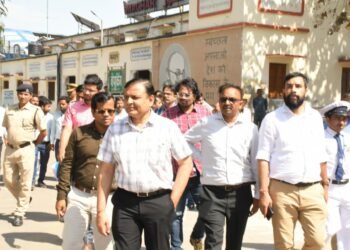 डीआरएम ने किया लखनऊ जॅ-गोरखपुर के मध्य रेलवे स्टेशनों का विण्डों ट्रेलिंग निरीक्षण