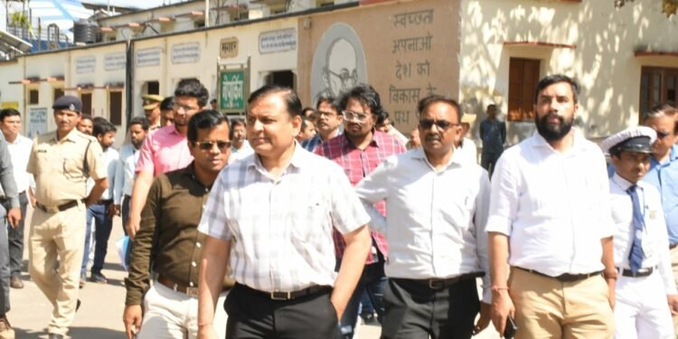 डीआरएम ने किया लखनऊ जॅ-गोरखपुर के मध्य रेलवे स्टेशनों का विण्डों ट्रेलिंग निरीक्षण