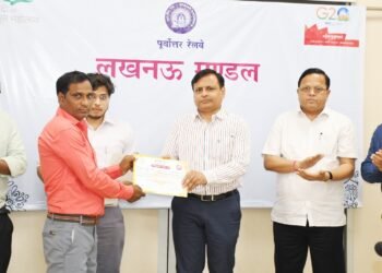 डीआरएम ने चार संरक्षा कर्मियों को सम्मानित किया