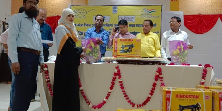 50 ओपेन कटेगरी हस्तशिल्पियों को हैंड एम्ब्रॉयडरी क्राफ्ट टूलकिट सेट वितरण कार्यक्रम