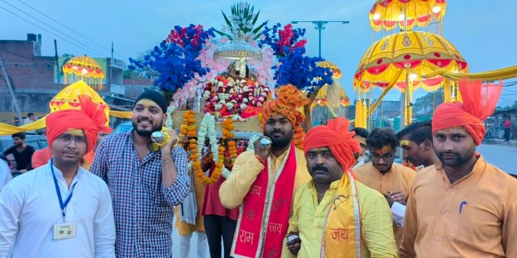 गोसाईगंज में रामनवमी पर निकाली गई शोभायात्रा
