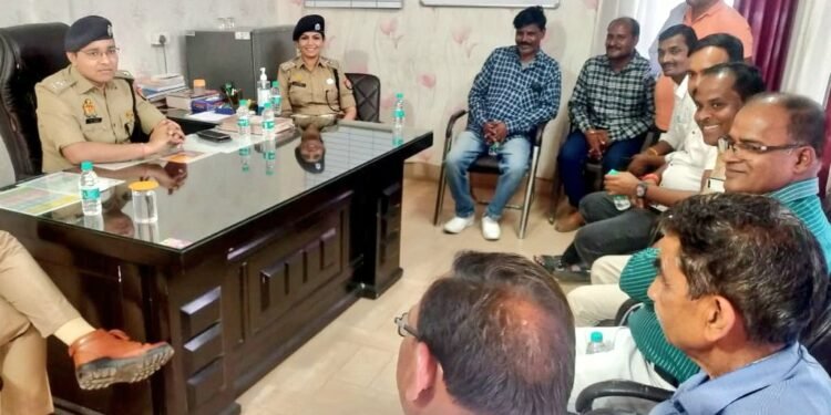 गोसाईगंज में आगामी त्योहार चैत्र रामनवमी जुलूस निकालने के मार्ग का डीसीपी व एडीसीपी,एसपी ने किया निरीक्षण