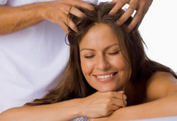 क्या आपको चंपी करना है पसंद, तो जाने चंपी करने का सही तरीका ? करीना की फिटनेस एक्सपर्ट से जाने