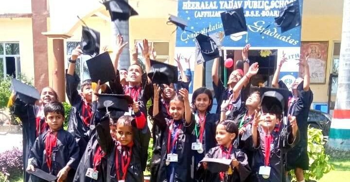 हीरालाल यादव पब्लिक स्कूल की सीबीएसई परीक्षा में प्रथम स्थान पाने वाले बच्चों को किया गया सम्मानित
