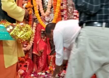 पर्यटन मंत्री जयवीर ने मां चंद्रिका देवी धाम में टेका मत्था