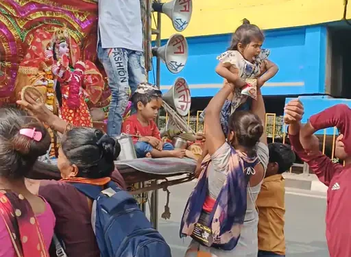 आगरा में श्रद्धालुओं ने कैला देवी तक पदयात्रा शुरू कर दिया नवरात्रि पर पहुंचेंगे राजस्थान