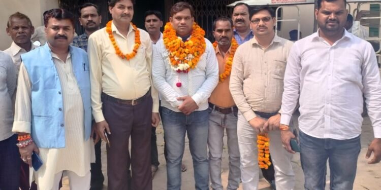 विजय मौर्य साधन सहकारी समिति पहिया आजमपुर के पुन: निर्विरोध अध्यक्ष बने