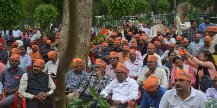 ओपीएस के लिए सड़क पर उतरे कर्मचारी