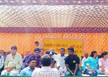 बिजली कर्मियों के उत्पीड़न के विरोध में कर्मचारियों ने किया विरोध प्रदर्शन