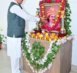 उपमुख्यमंत्री केशव प्रसाद मौर्य ने सम्राट अशोक के चित्र पर माल्यार्पण कर श्रद्धा सुमन अर्पित किए