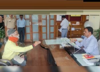 लखनऊ विकास प्राधिकरण में बुजुर्ग के साथ बदसलूकी, अफसर ने जड़ा थप्पड़