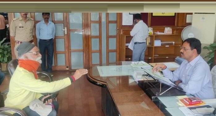 लखनऊ विकास प्राधिकरण में बुजुर्ग के साथ बदसलूकी, अफसर ने जड़ा थप्पड़