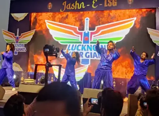 लखनऊ में आईपीएल की थीम पर हुआ ड्रोन शो