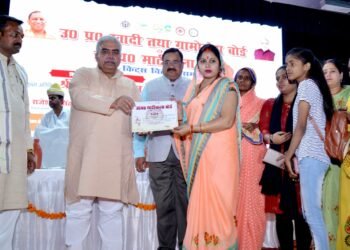 माटीकला के क्षेत्र में शिल्पकारों एवं कारीगरों को नि:शुल्क टूल-किट्स वितरण कार्यक्रम