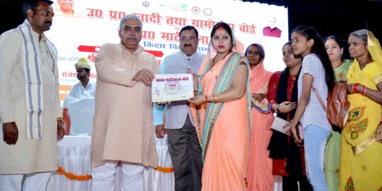 माटीकला के क्षेत्र में शिल्पकारों एवं कारीगरों को नि:शुल्क टूल-किट्स वितरण कार्यक्रम