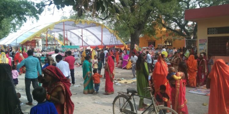 नवरात्रि में मंदिरों पर भारी भीड़, श्रद्धालुओं ने किया हवन पूजन