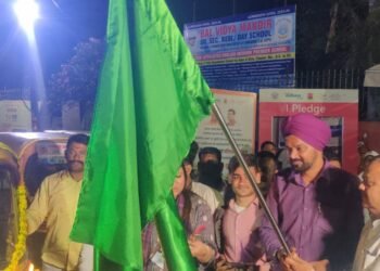 लखनऊ नगर निगम ने स्वच्छ भारत मिशन के तहत आटो रैली का आयोजन किया