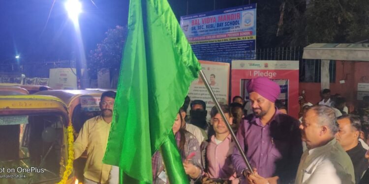 लखनऊ नगर निगम ने स्वच्छ भारत मिशन के तहत आटो रैली का आयोजन किया